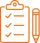Icône orange minimaliste d'un presse-papiers avec trois lignes cochées à côté d'un crayon, symbolisant une liste de tâches, la planification et la vérification des objectifs.