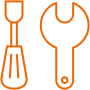 Un tournevis et une clé à molette orange, symbolisant les outils de réparation, maintenance et réglage.